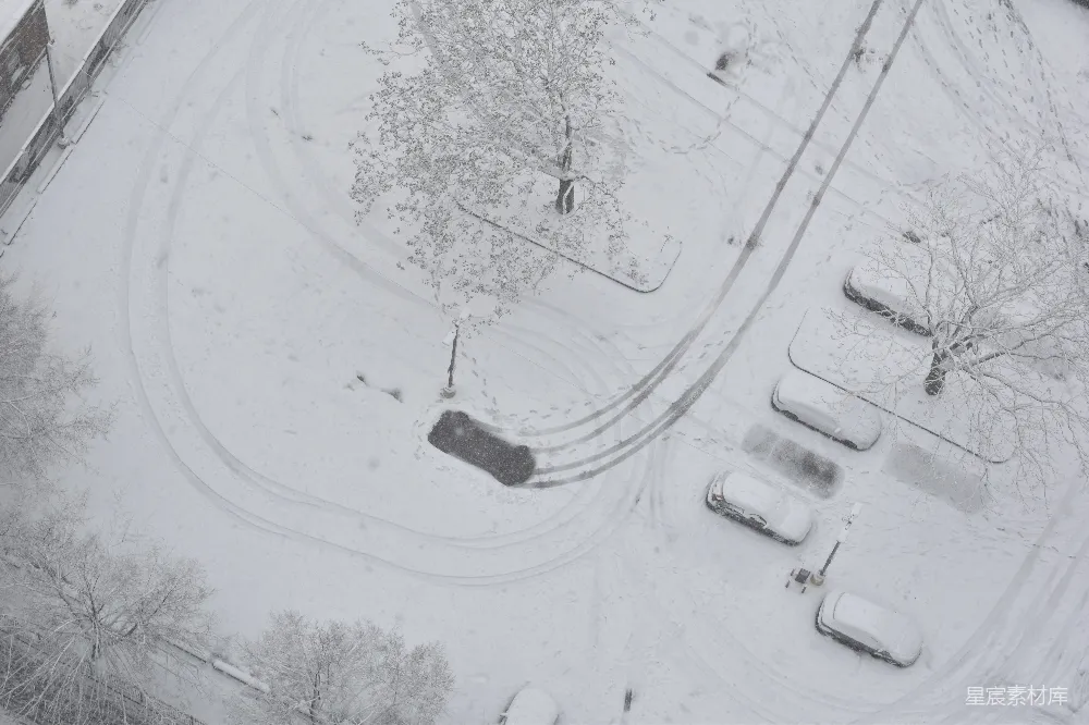 高清摄影 覆盖着白雪的停车场的一角