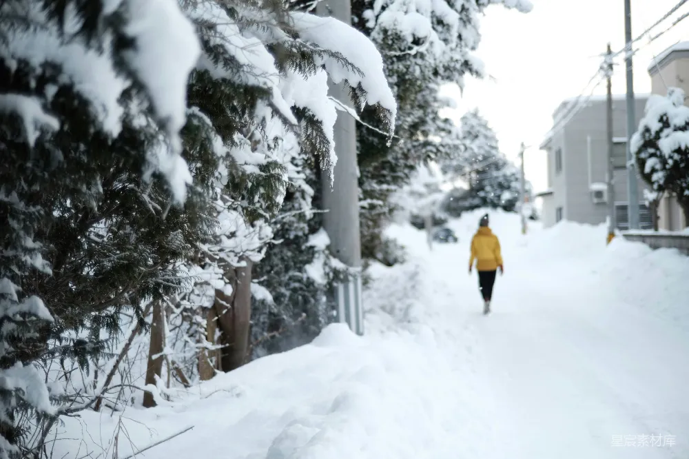 高清摄影 一个人在一条覆盖着白雪的街道上行走