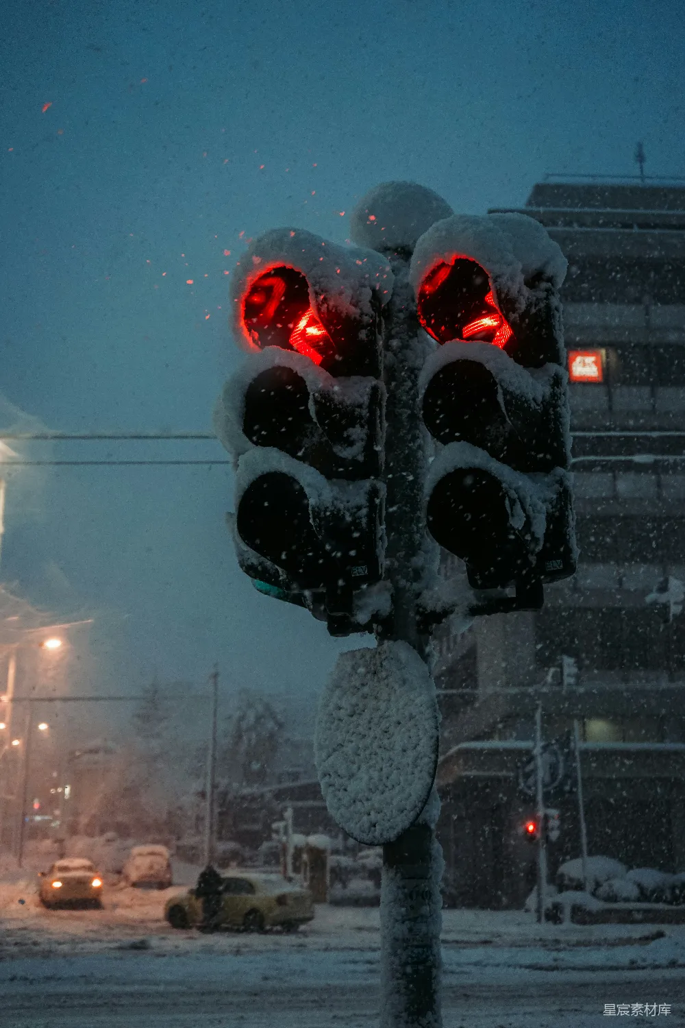 高清摄影 覆盖着白雪的交通灯
