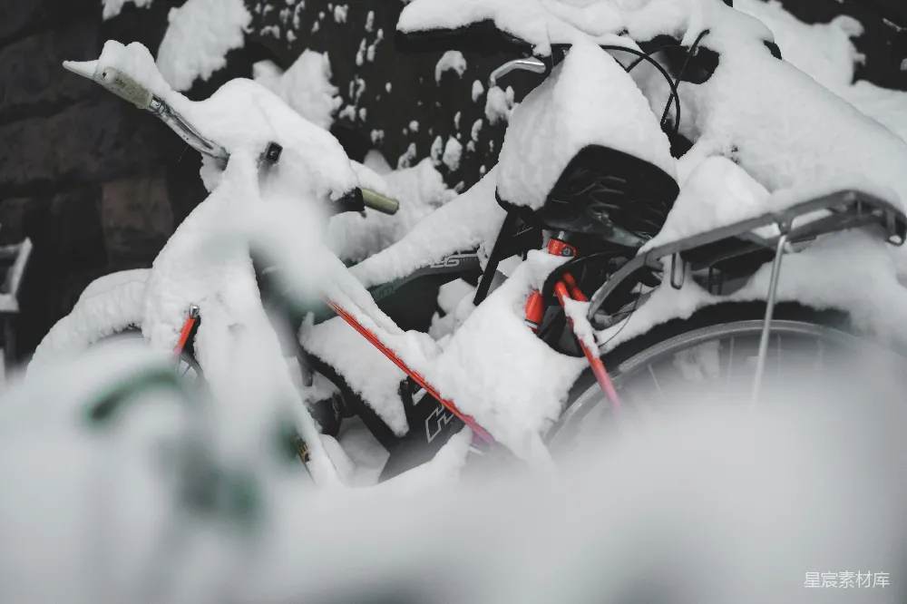 高清摄影 一辆自行车覆盖着白雪旁边的一栋建筑