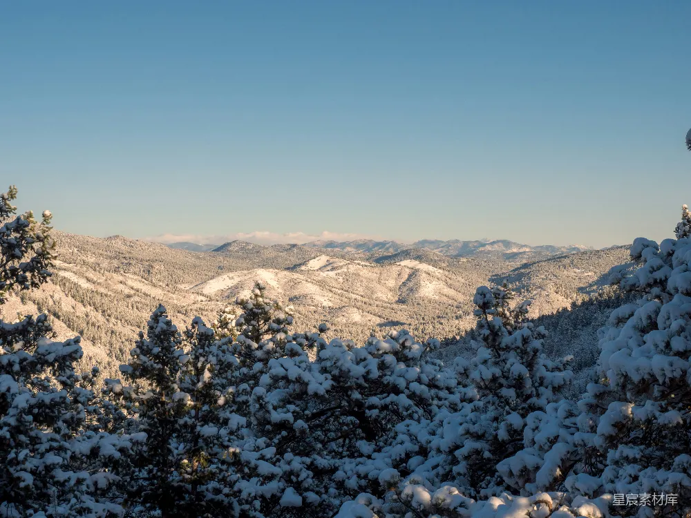 高清摄影 覆盖着白雪的一片山峦美景
