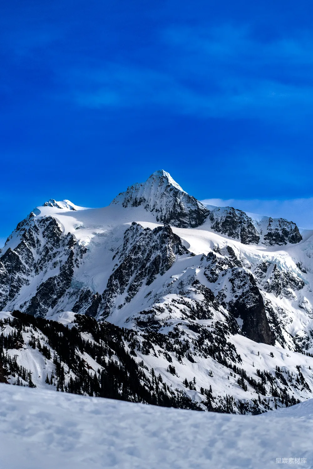 高清摄影 蓝天下覆盖着白雪的山峦