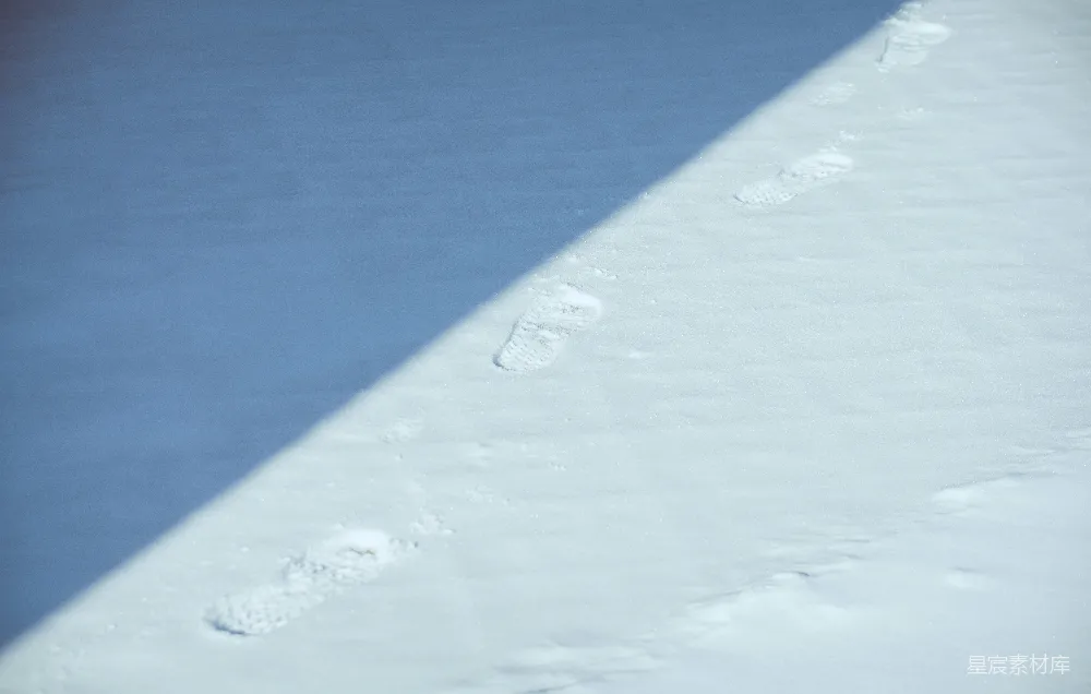 高清摄影 一个男子骑着雪板滑下覆盖着积雪的山坡。