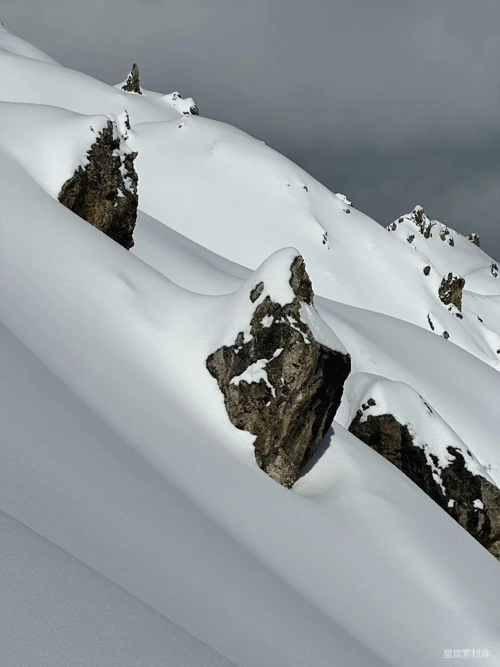 高清摄影 覆盖着白雪的山峰，岩石突兀其中