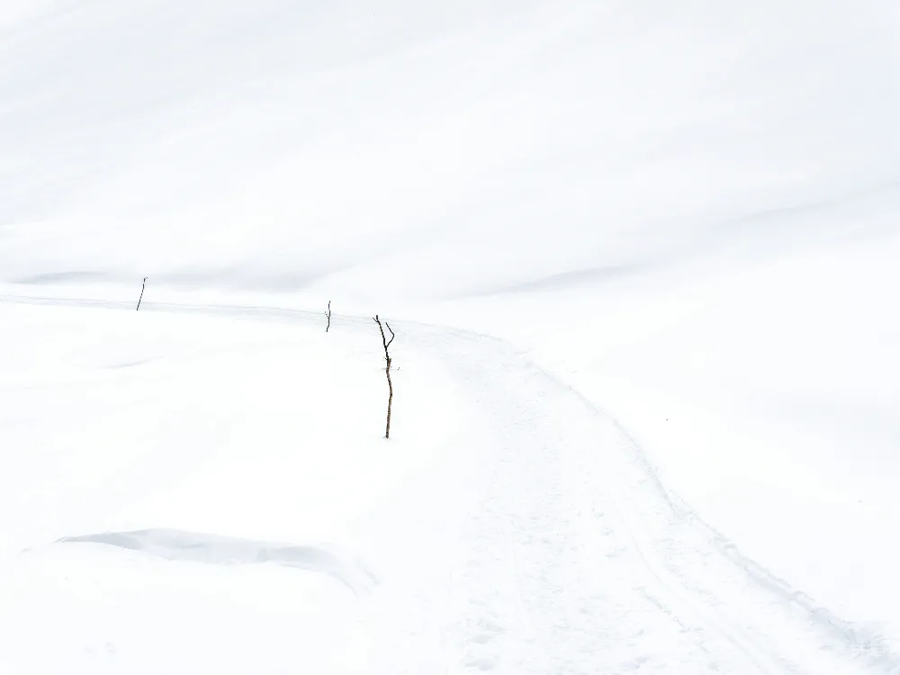 高清摄影 一个男子在覆盖着白雪的山坡上滑翔而下