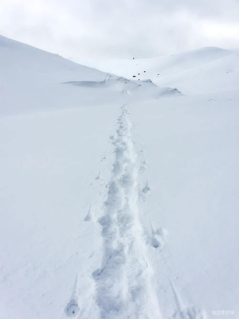 高清摄影 雪地中的小径，天空背景