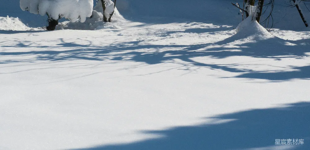 高清摄影 一个骑着雪橇在覆盖着白雪的山坡上滑行的人
