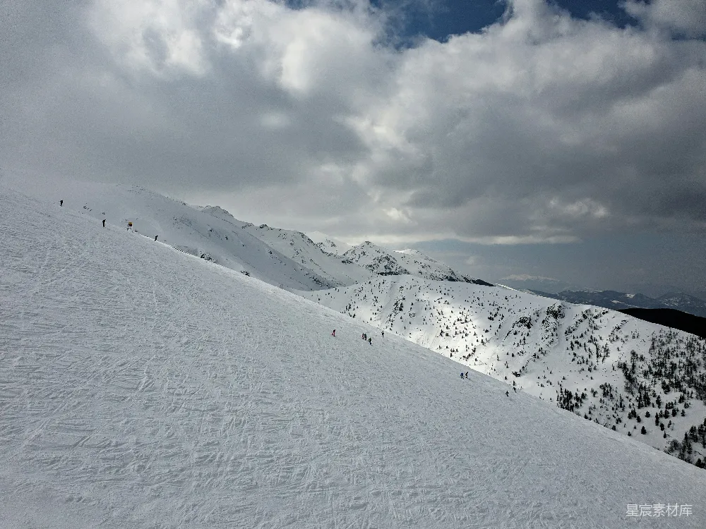 高清摄影 白天雪覆盖的山在白云下