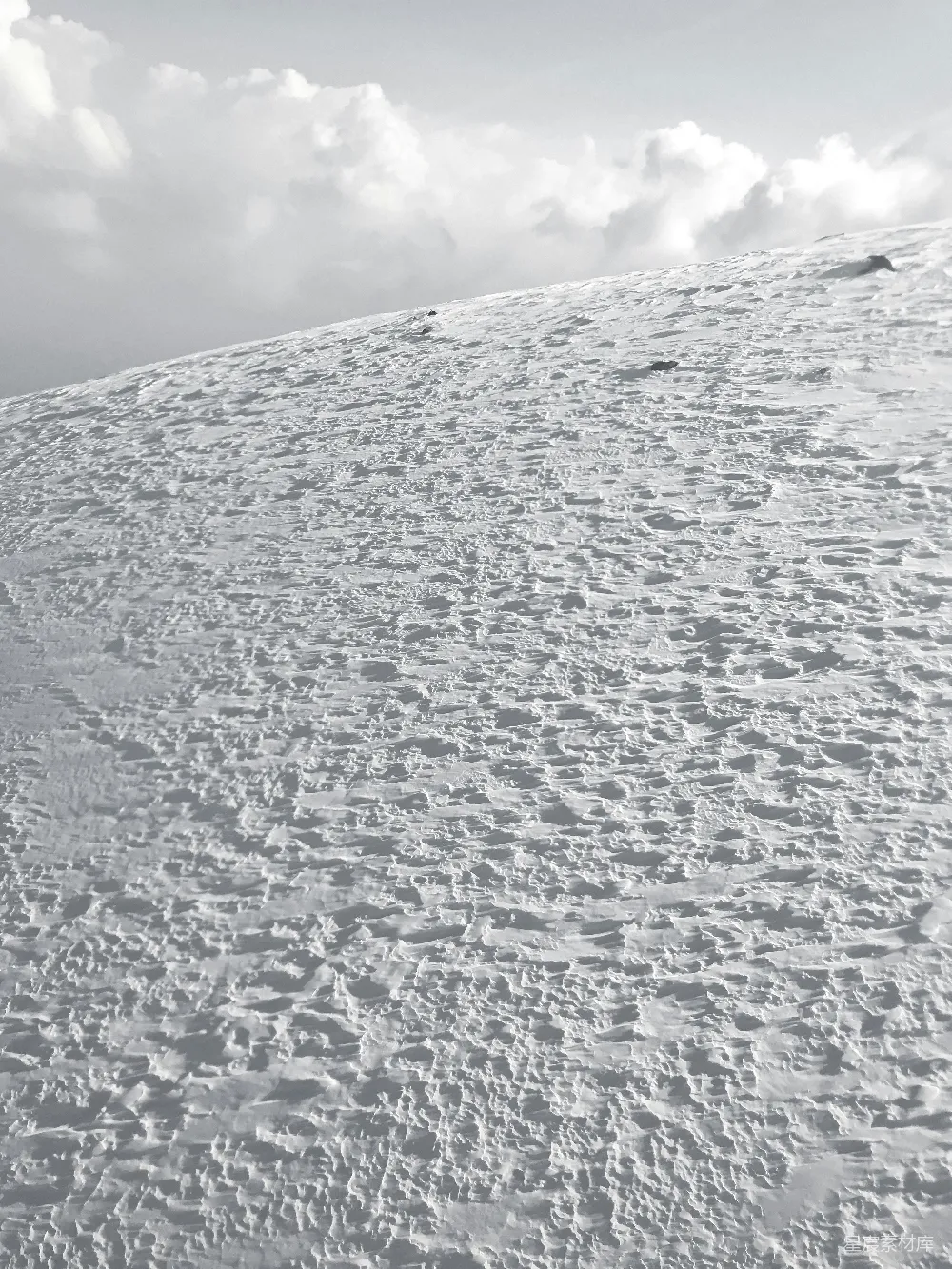高清摄影 白雪覆盖的山峰在白云中白天景象