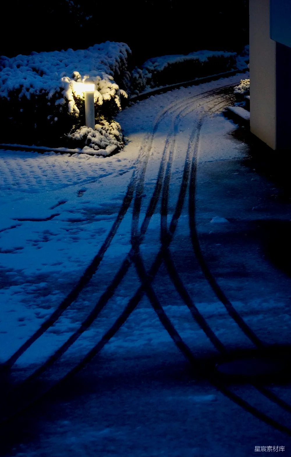 高清摄影 雪覆盖的院子里有一根灯柱