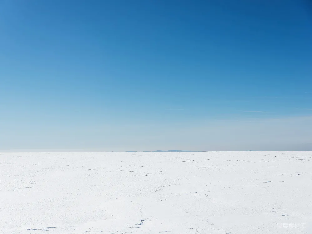 高清摄影 一个站在雪覆盖的田野上的人