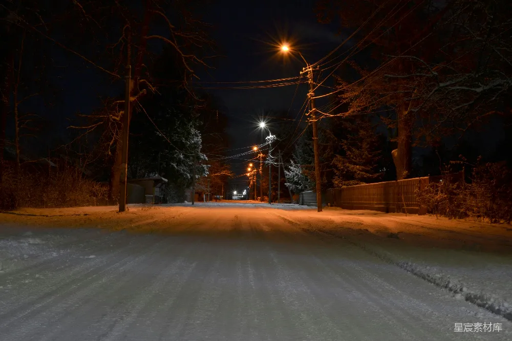 高清摄影 夜晚雪中的道路远处有一盏街灯