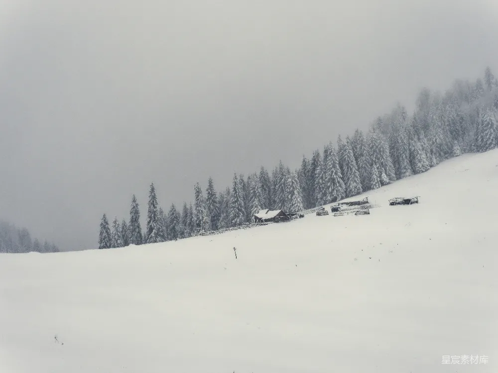 高清摄影 覆盖着白雪的小山顶上有一座房子。