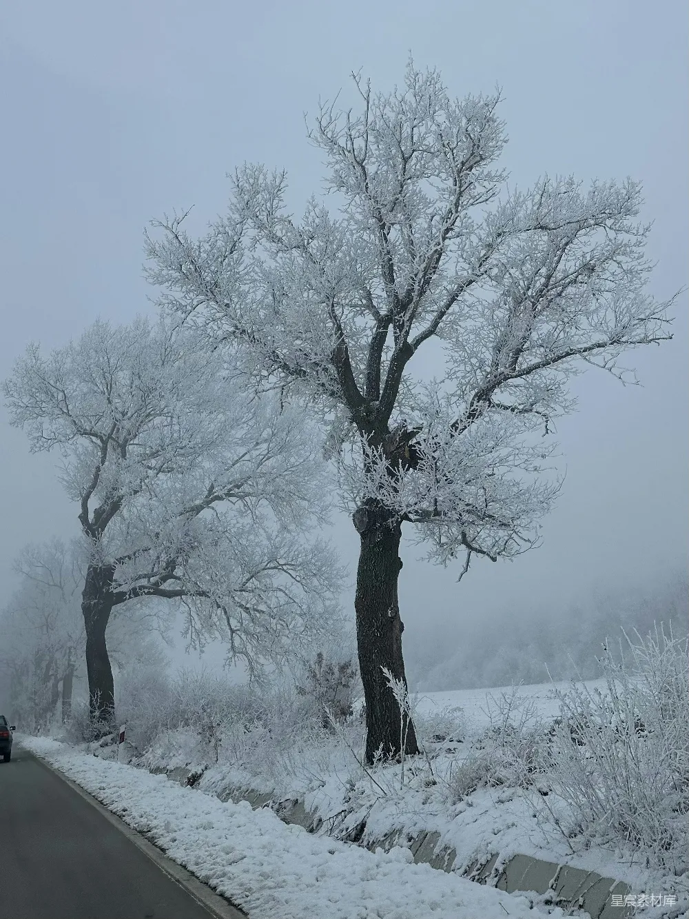 高清摄影 一辆车行驶在覆有白雪的公路之上