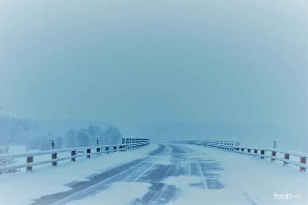 高清摄影 覆盖着白雪的空旷道路