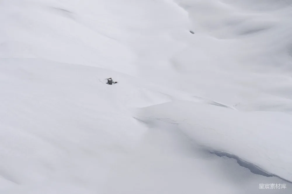 高清摄影 雪场上滑雪刀表演的人