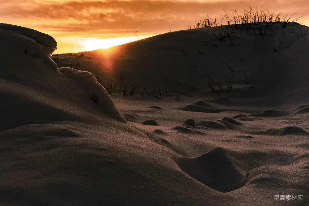 高清摄影 夕阳西下在一片雪坡之上