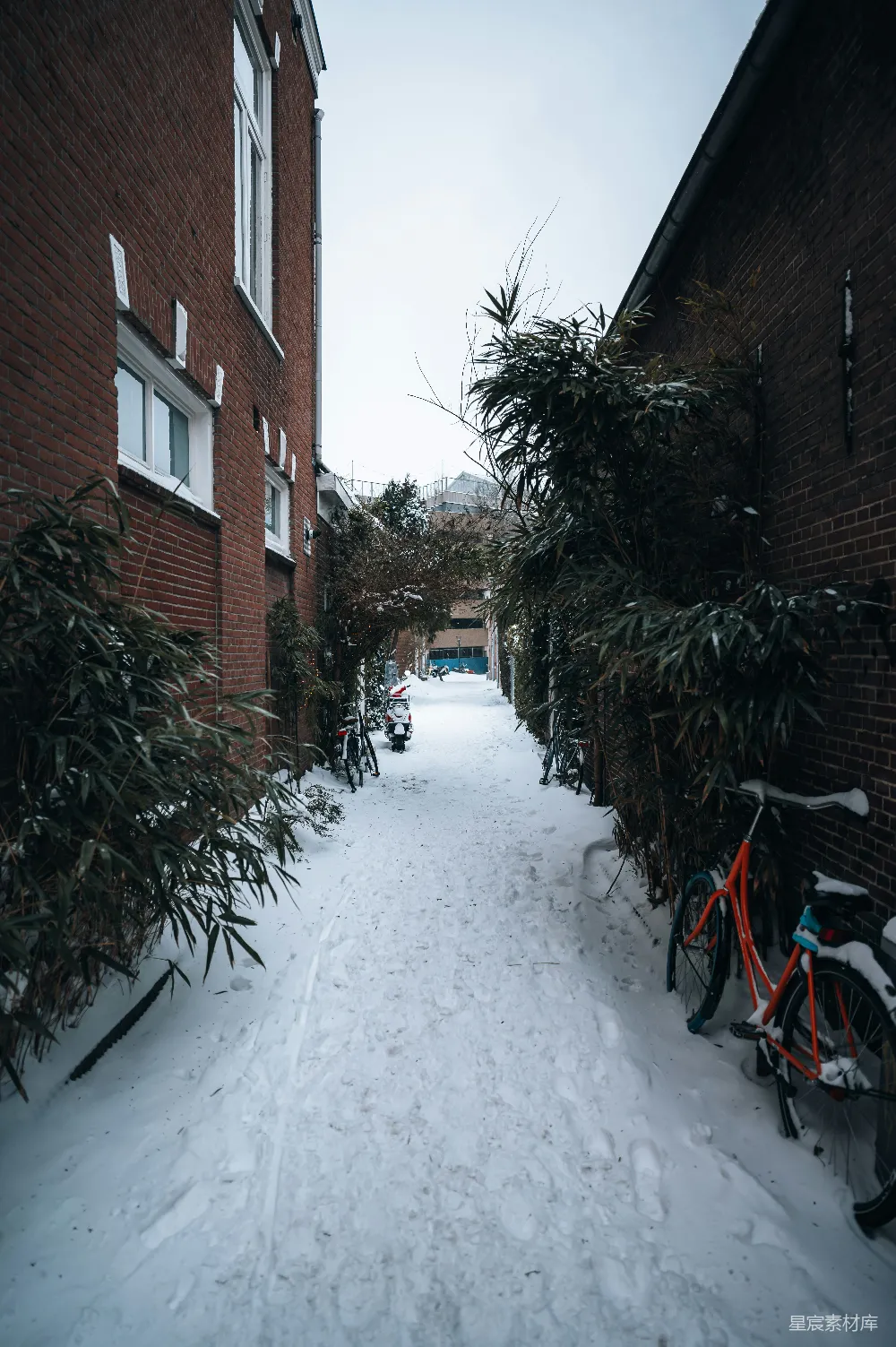 高清摄影 红砖建筑覆盖着白雪