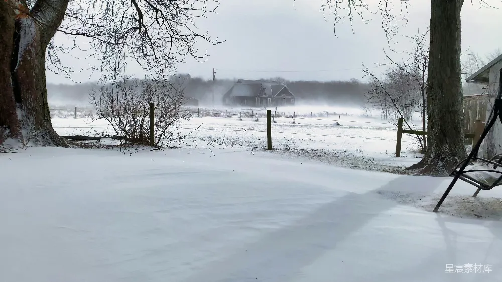高清摄影 背景中有一座房子的雪覆盖的田野