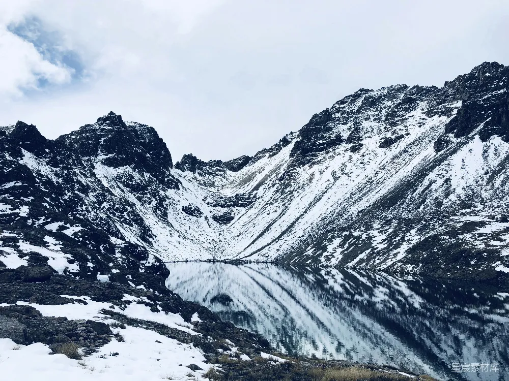 高清摄影 白天雪覆盖的山 under 云天