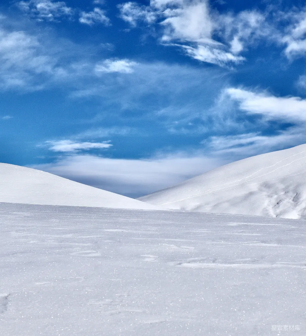 高清摄影 一个男子在覆雪的山坡上滑雪而下