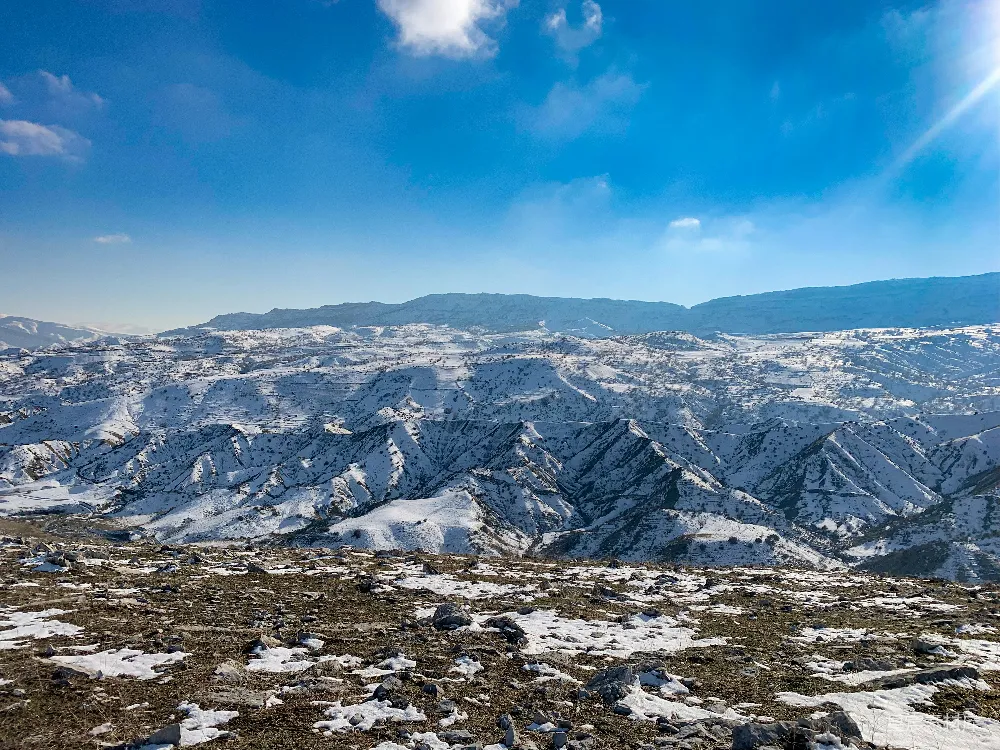 高清摄影 覆盖着白雪的山峦在蔚蓝的天空下