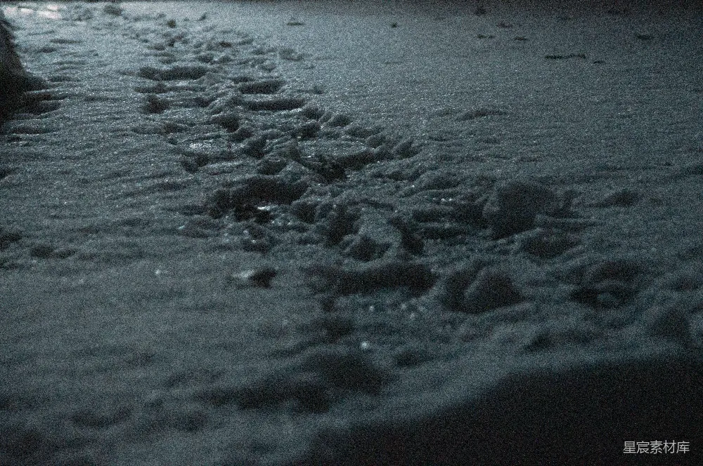 高清摄影 一个人走在覆满积雪的石板小路上