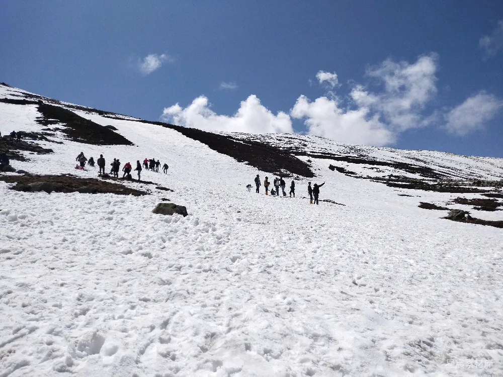 高清摄影 一群人在雪山上行走