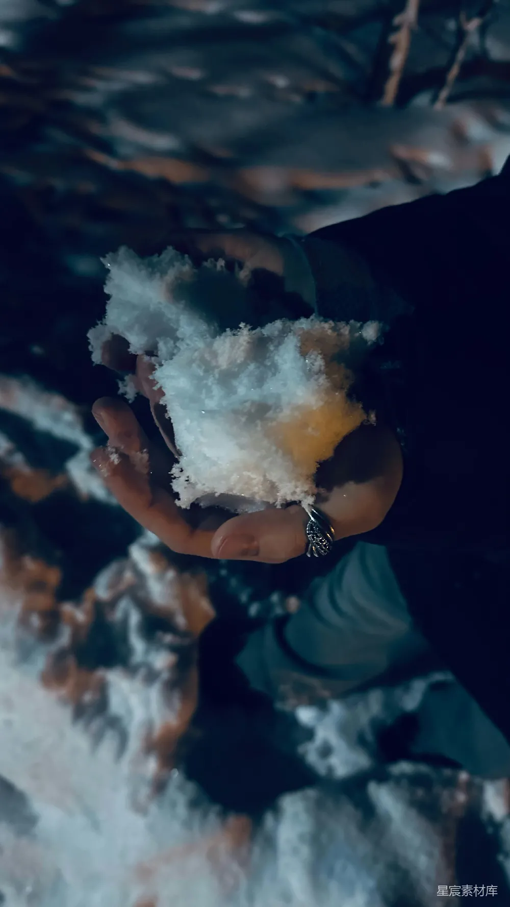高清摄影 手里拿着一块食物的人