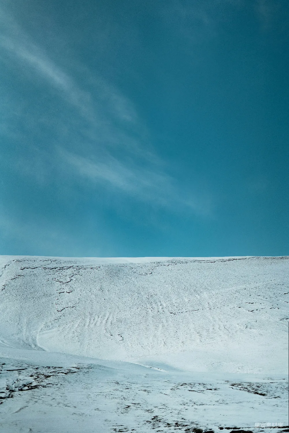 高清摄影 滑雪板上的人在雪地里