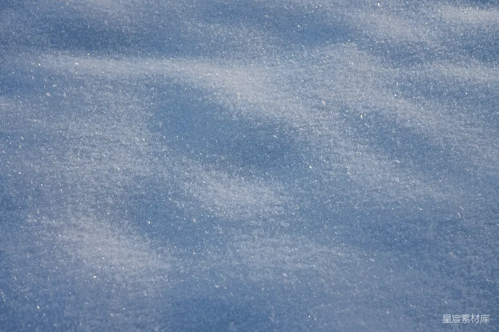 高清摄影 背景是蓝天覆盖着一层白雪的地面上。