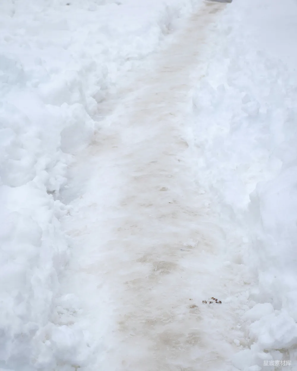高清摄影 一条雪道被打通了