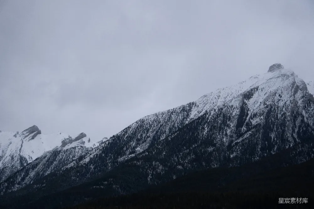 高清摄影 云遮日间覆雪之山