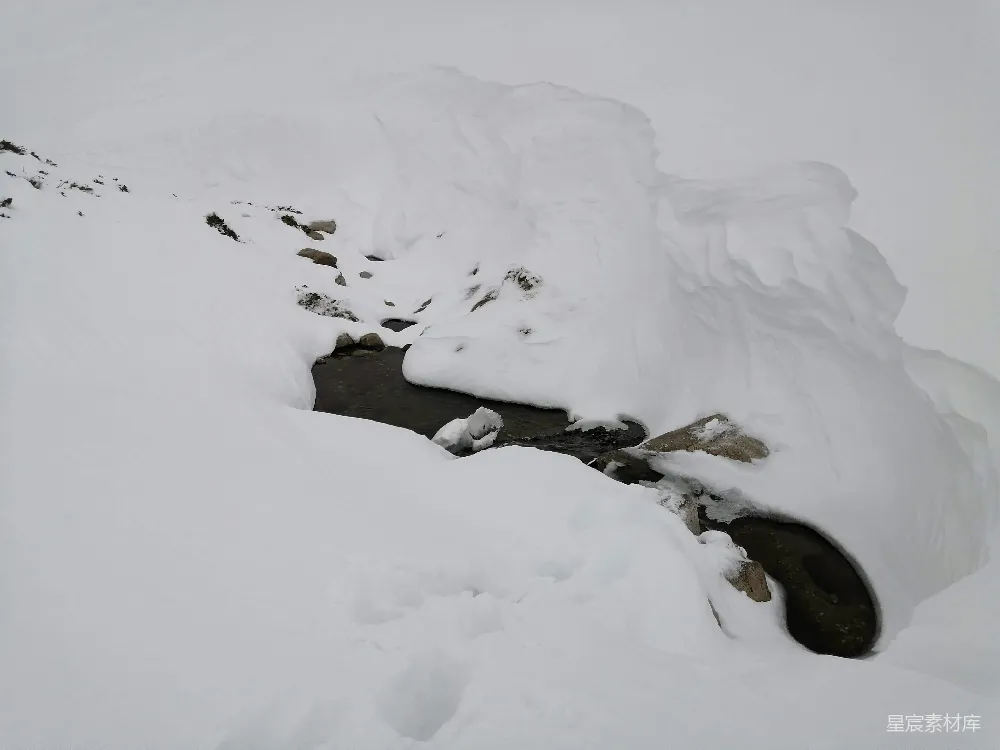 高清摄影 一个男人在覆有白雪的山坡上滑翔索道而下
