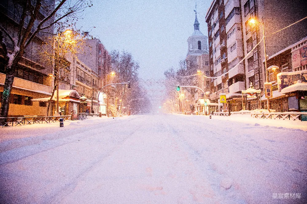 高清摄影 白天建筑物间的道路覆雪