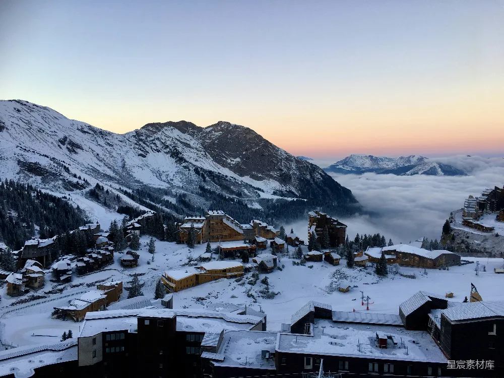 高清摄影 背景是一片山脉的雪镇景色