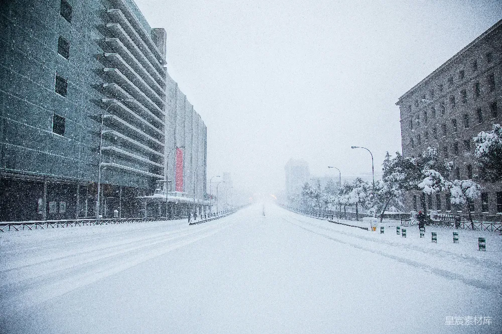 高清摄影 白天高楼之间覆盖着雪的道路