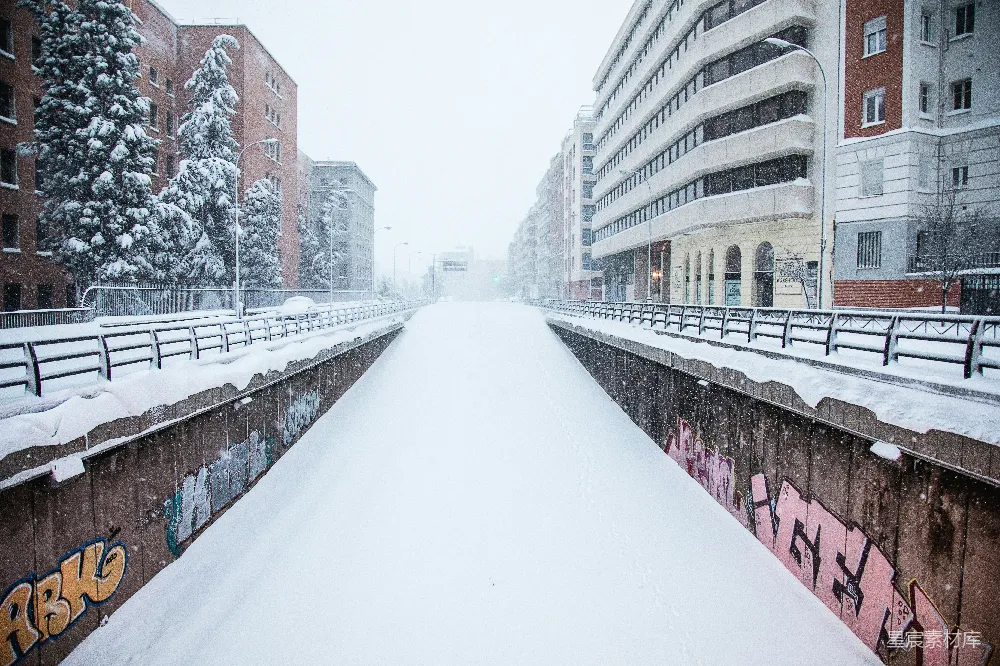 高清摄影 白天建筑物之间的道路被雪覆盖