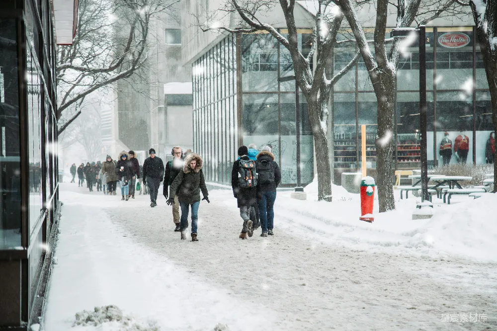 高清摄影 人们走在建筑物附近的雪地上方