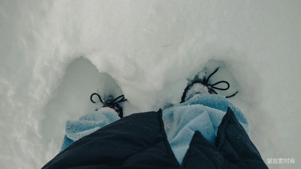 高清摄影 一个人站在雪地里，脚丫子在雪中。