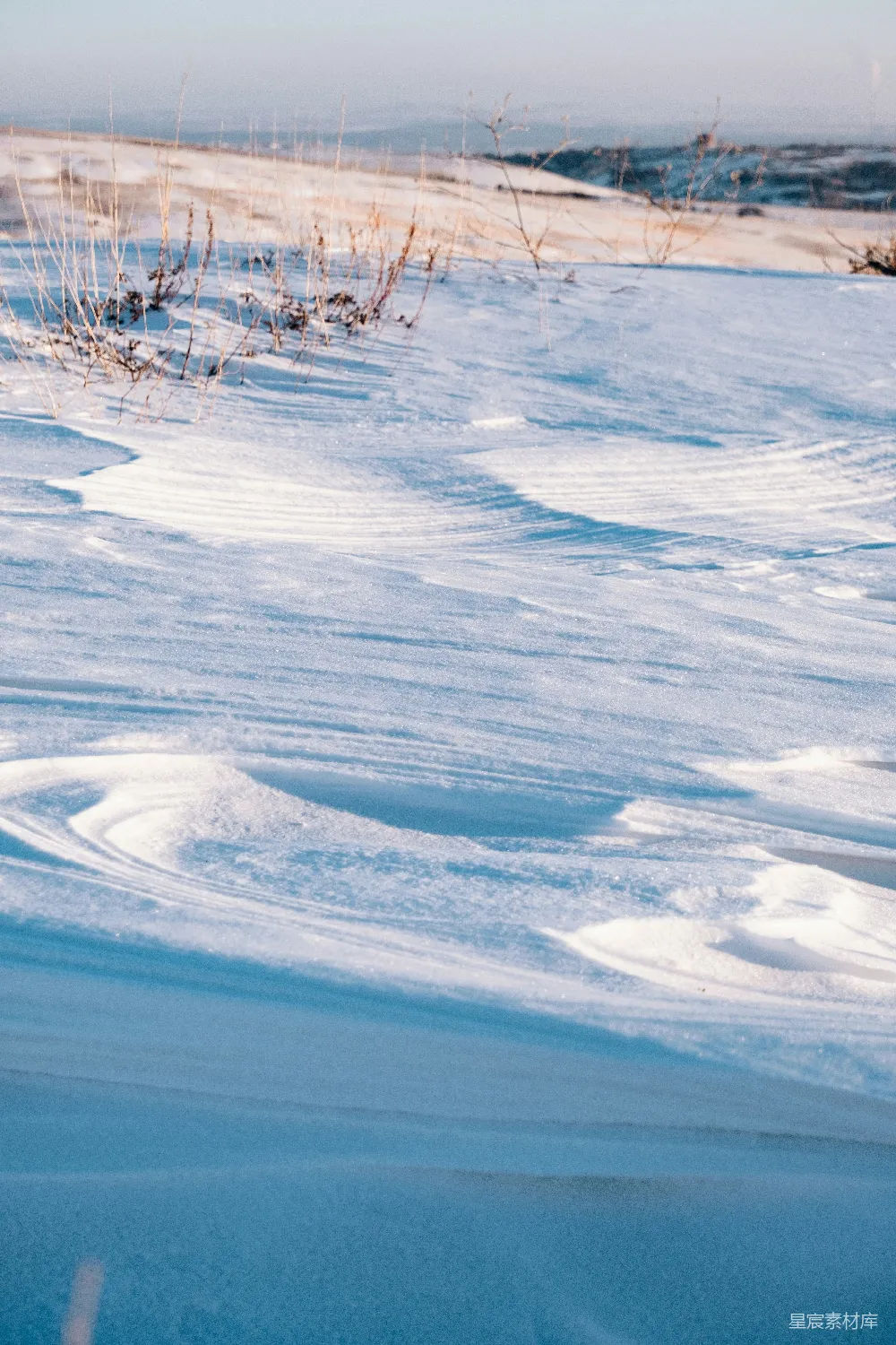 高清摄影 滑雪者在雪面上滑行