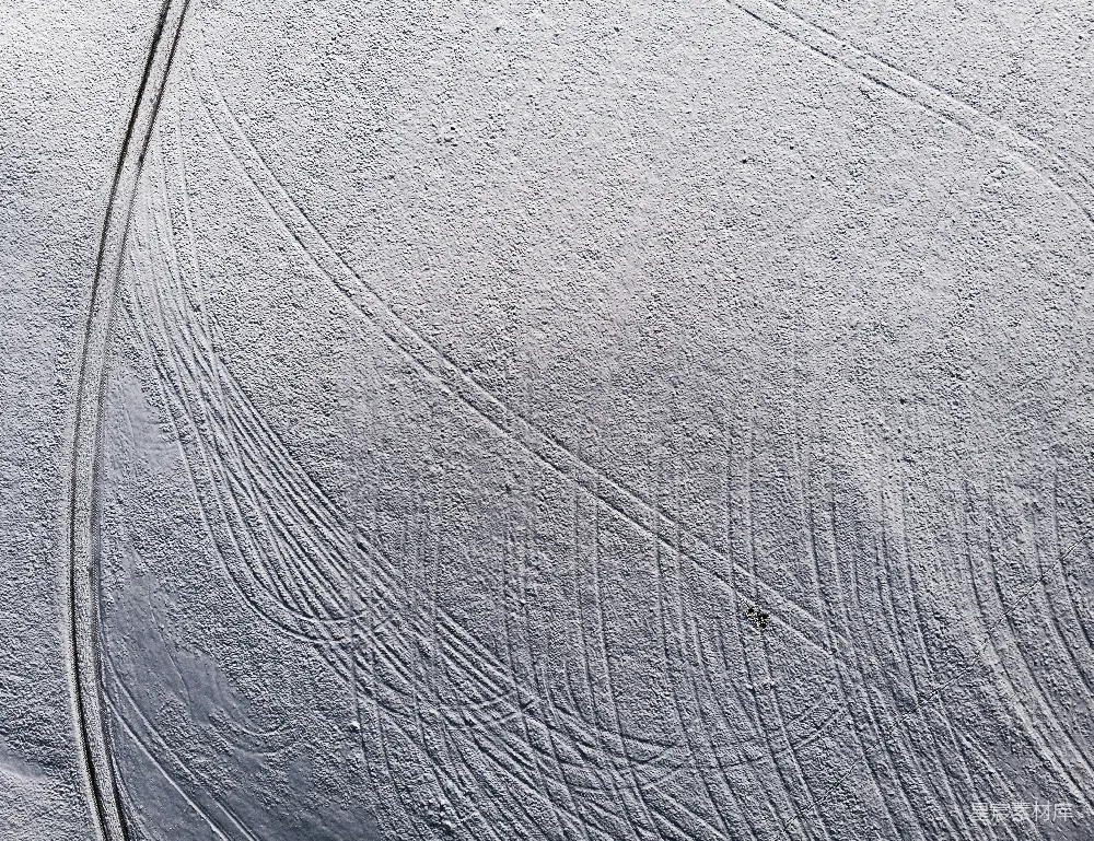 高清摄影 覆盖白雪的一片田野的空中俯视图
