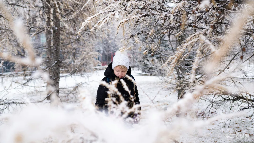 高清摄影 坐在雪地上的一个人