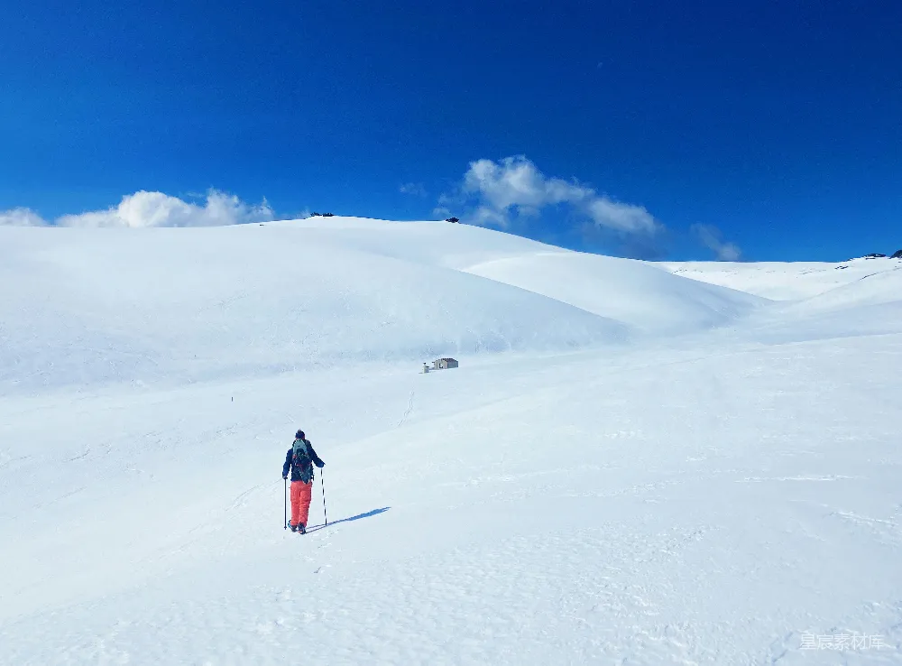 高清摄影 滑雪者坐在雪坡顶部的人