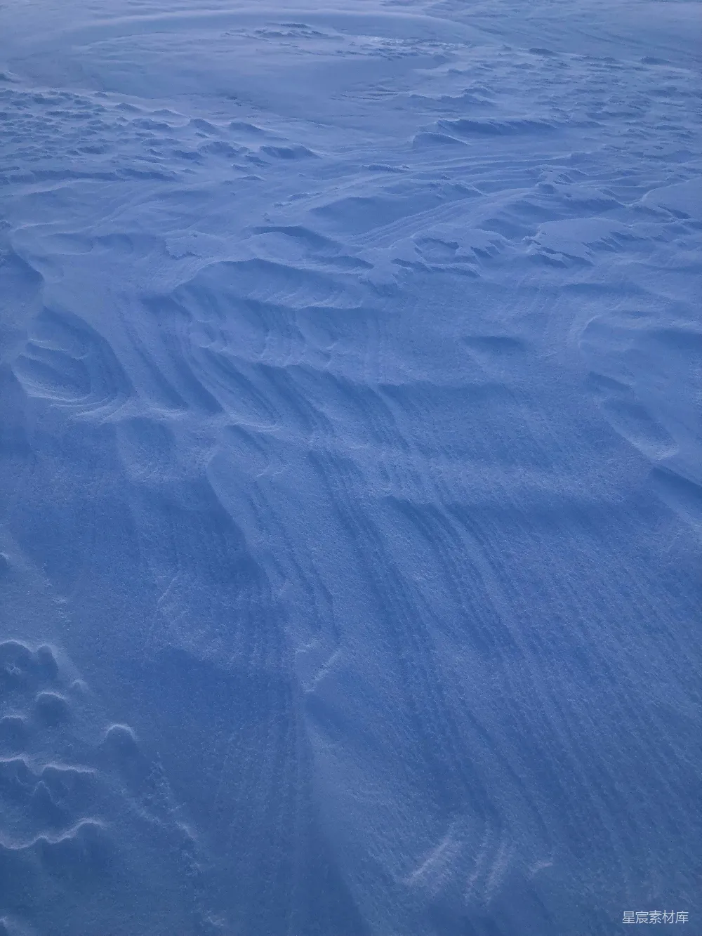 高清摄影 滑雪板爱好者正在往下滑雪的山坡。