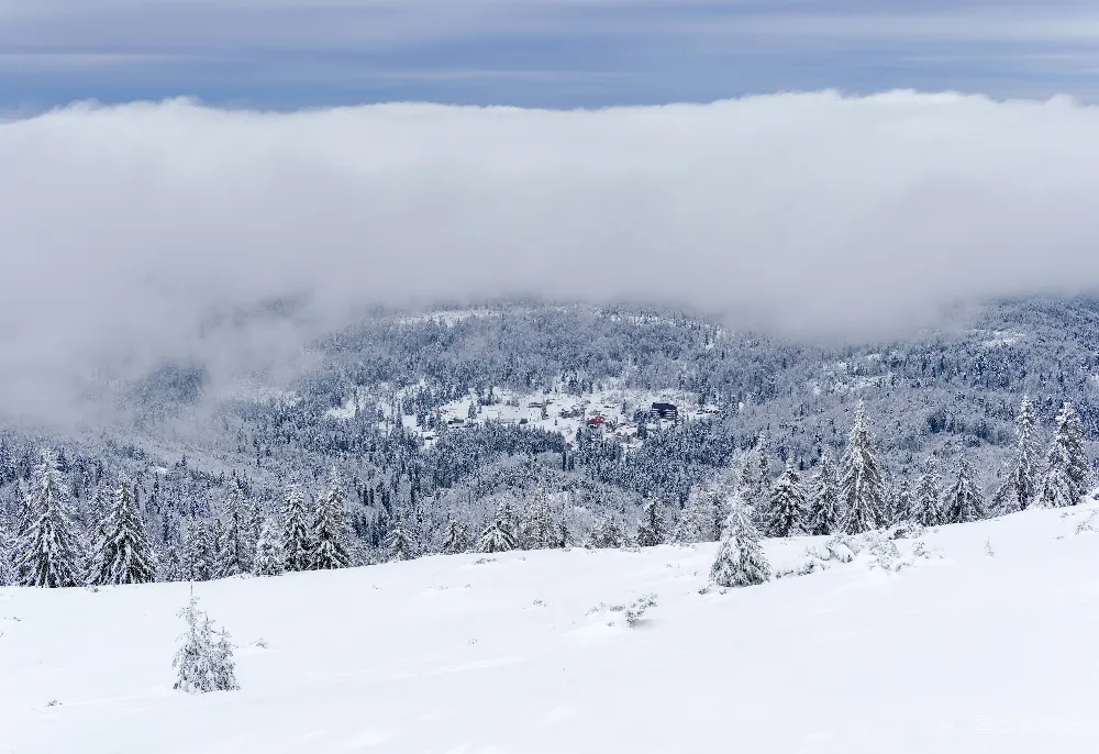 高清摄影 远处有一座被雪覆盖的山峦小镇。