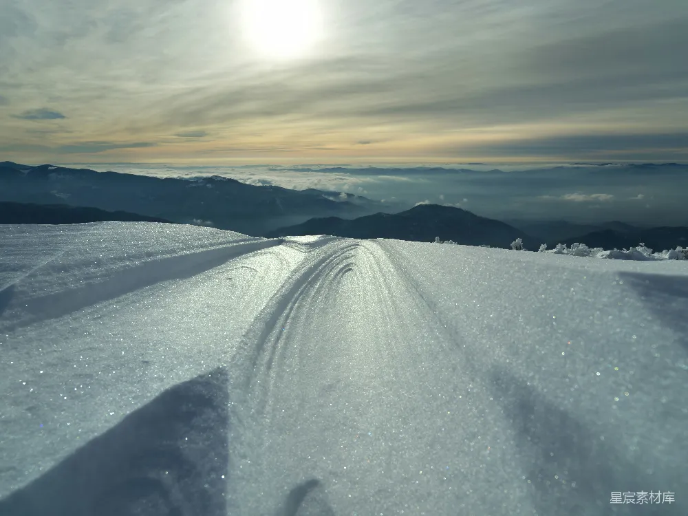 高清摄影 山中一条被雪覆盖的道路