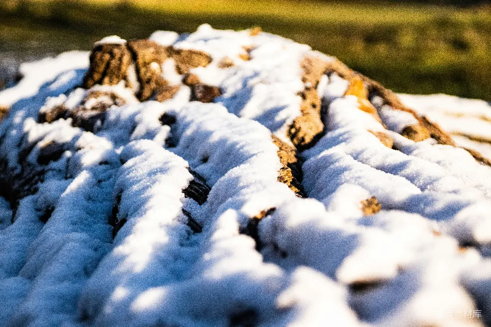 高清摄影 一堆雪坐在木凳上