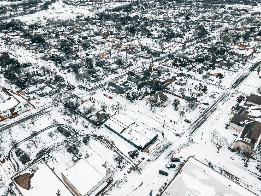 高清摄影 覆盖着白雪的一个小镇的空中俯瞰图