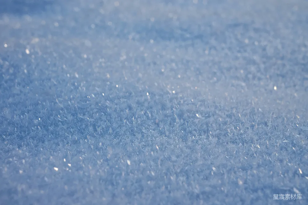高清摄影 一个蓝色表面的特写镜头中可以看到雪花。